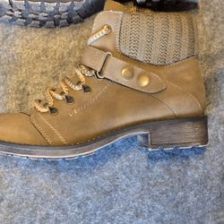 New Boots B zees 7.5 Womens 