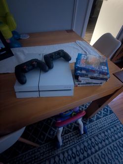 PS4, 2 controllers and games