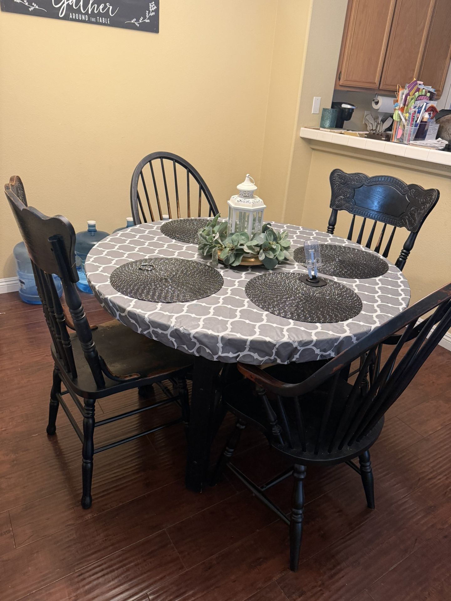 Table and chairs in excellent condition just needs to be painted