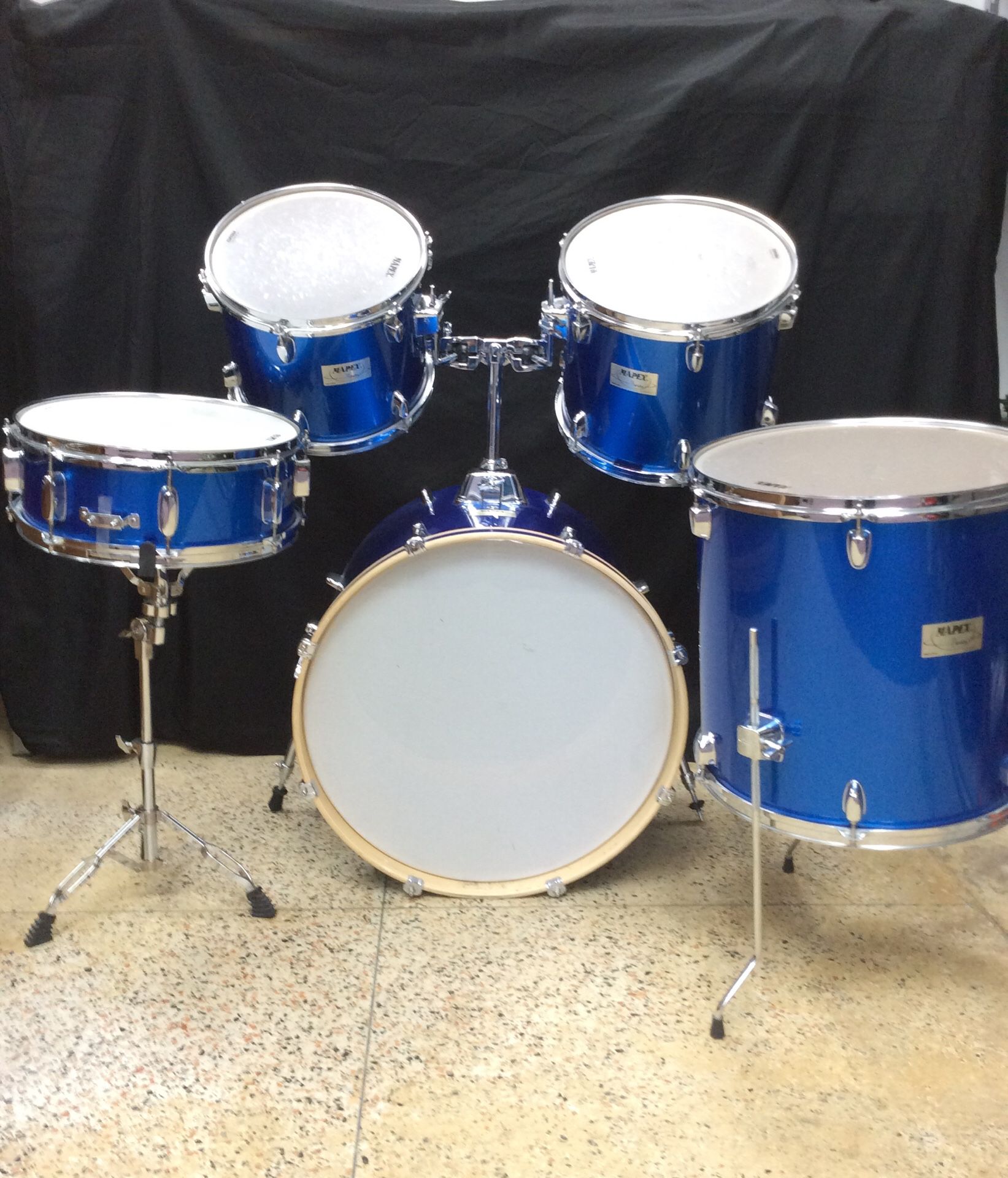 Mapex V Series 5Pc Drum Set. Bass Drum, High, Mid, and Floor Tom and Snare W/ Stand. No cymbals