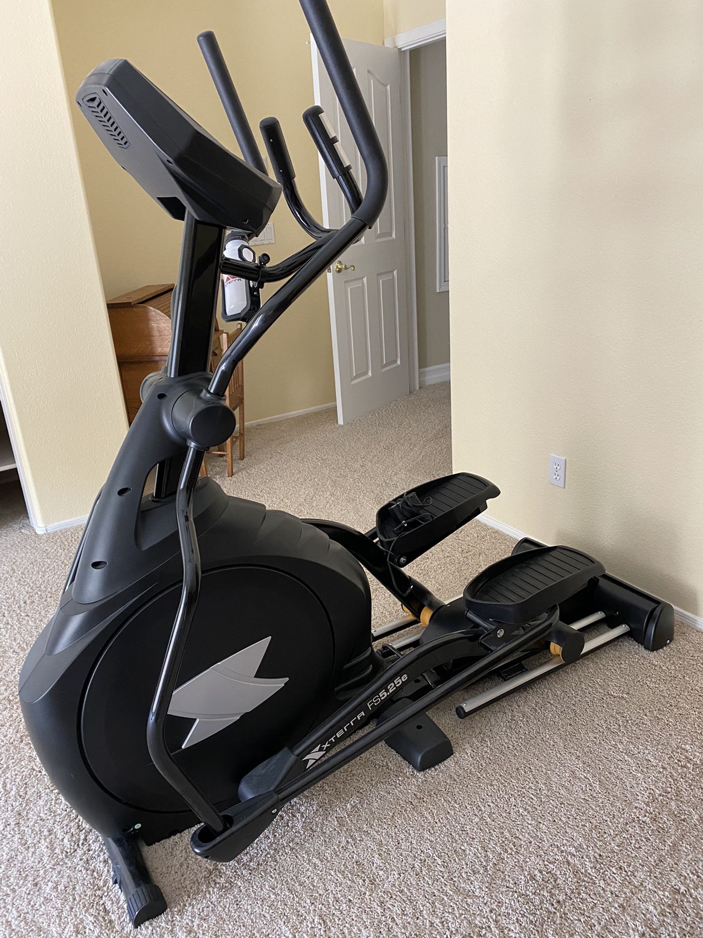 ExterrA Elliptical Great Condition With Heartbeat Monitor