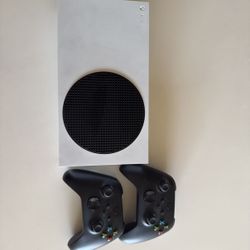 Xbox Series S w/ 2 Controllers 