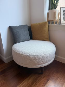 ARTICLE KAYRA ROUND OTTOMAN, IVORY BOUCLÉ
