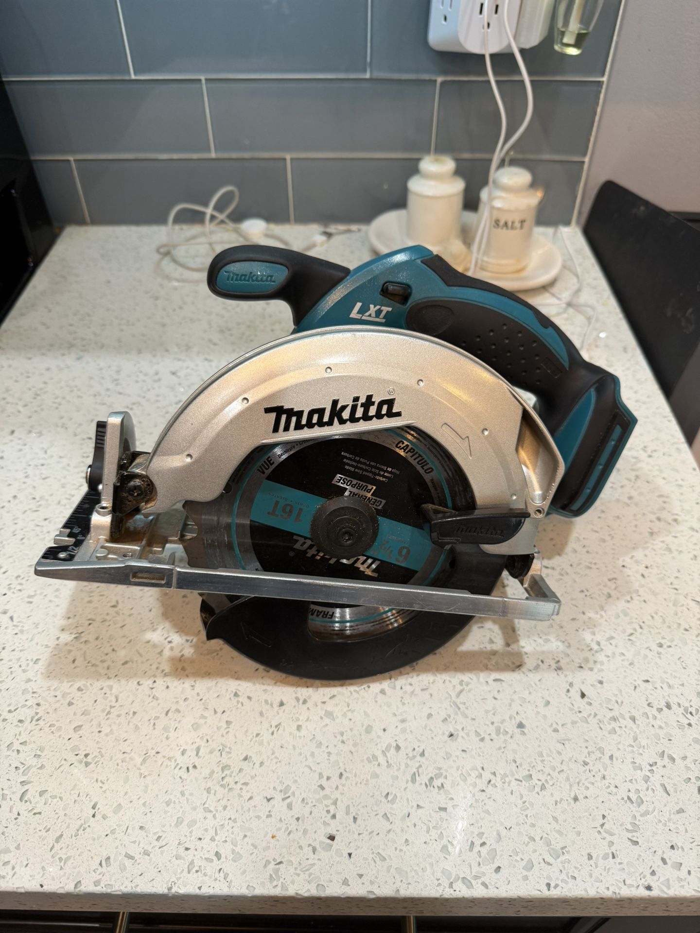 Makita XSS02 circular saw 18V (tool only) excellent condition