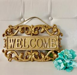 PRETTY GOLD WELCOME SIGN
