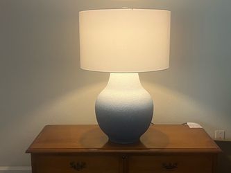 Brand New Ashley Furniture Table Lamp – Stylish Home Decor