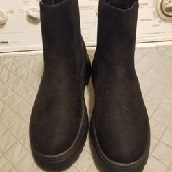 Women's black boot