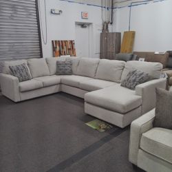 New! Sectional in Pearl Silver Fabric, RIGHT Chaise, 5 Seats. 