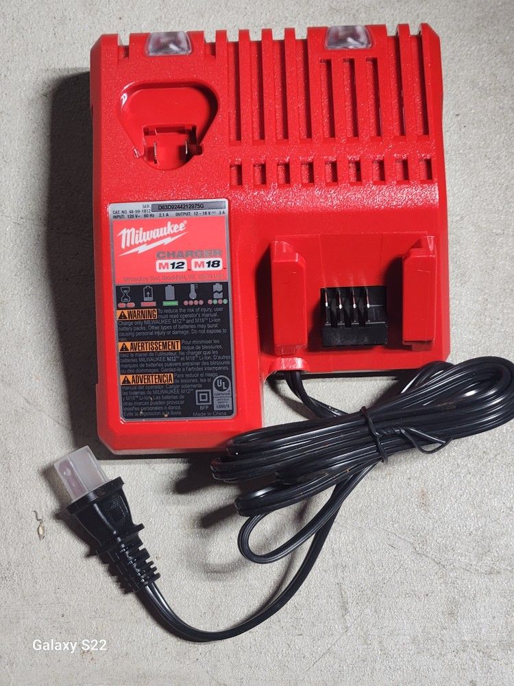 Milwaukee
M12 and M18 12-Volt/18-Volt Lithium-Ion Multi-Voltage Battery Charger