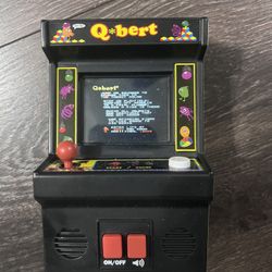 QBERT MINI HANDHELD VIDEO GAME - ARCADE CLASSICS 04 - TESTED WALMART EXCLUSIVE