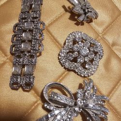 $75.00 - (4) 1970's-80's Rhinestones Broochs!  Assorted Sizes & Styles/Classics!!  Like New Condition!