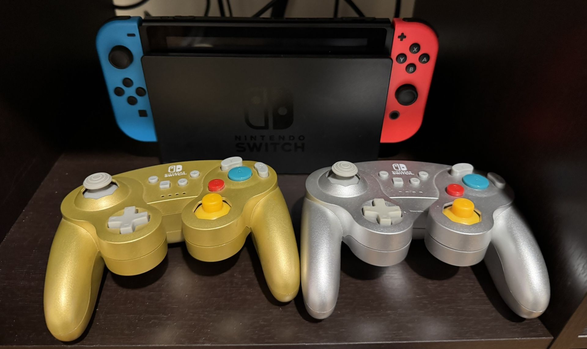 (Nintendo Switch w/ 04 Controllers and Joycons and more!