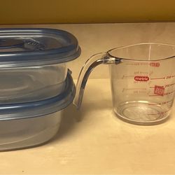 2 Good Cook Measuring Cups and 2 Glad Food Storage Containers
