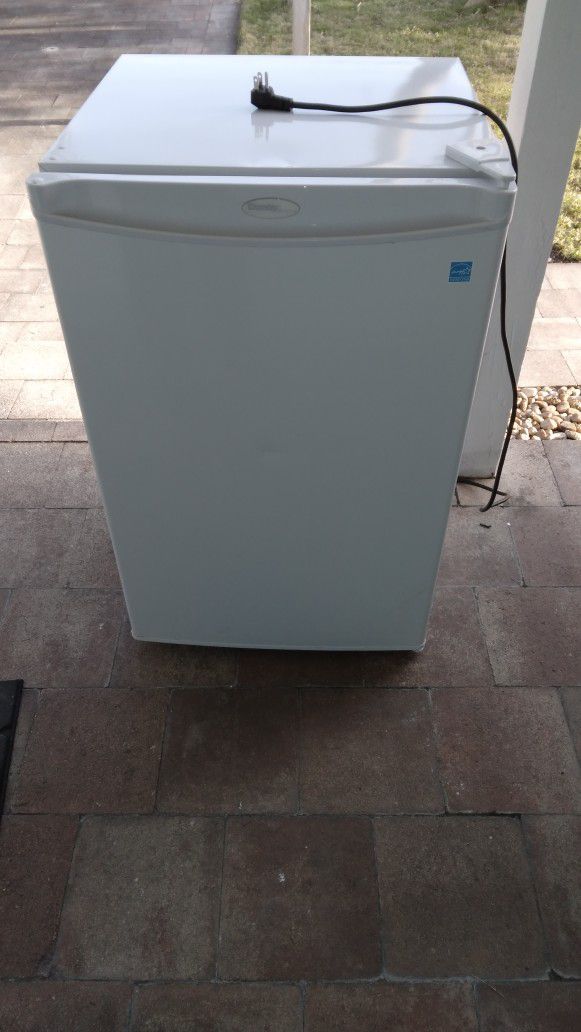 Refrigerator 4.4 Cubic Feet