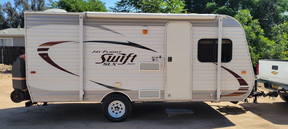 2014 JAYCO SWIFT 17 Foot TRAVEL TRAILER...... 2700 Pounds Empty