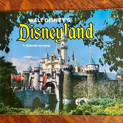 Vintage 1976 Disneyland pictorial souvenir book