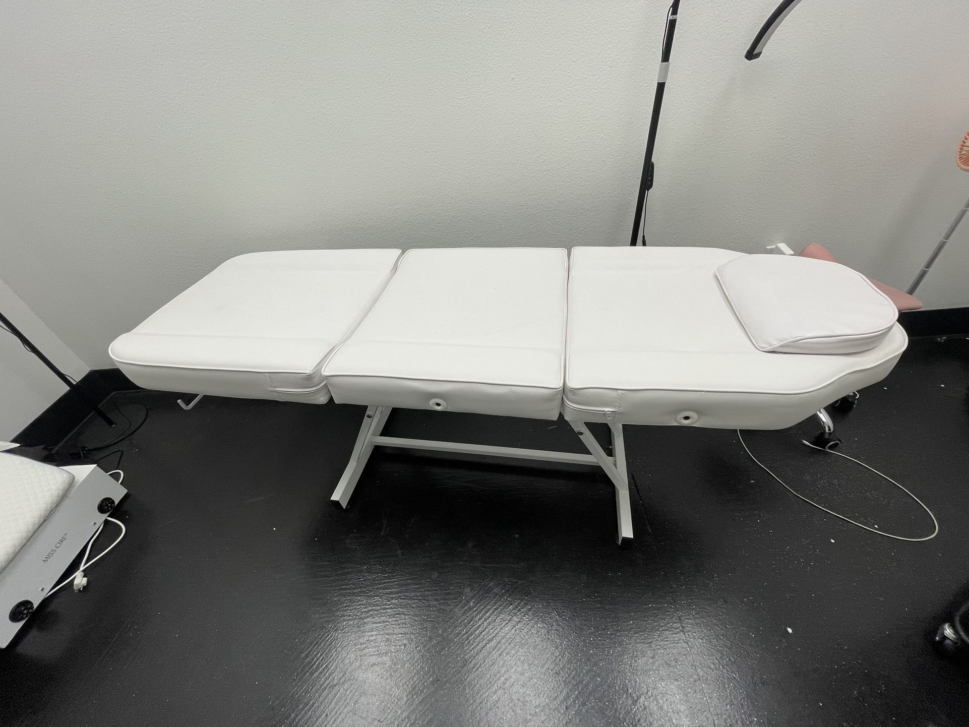 Lash/tattoo Bed