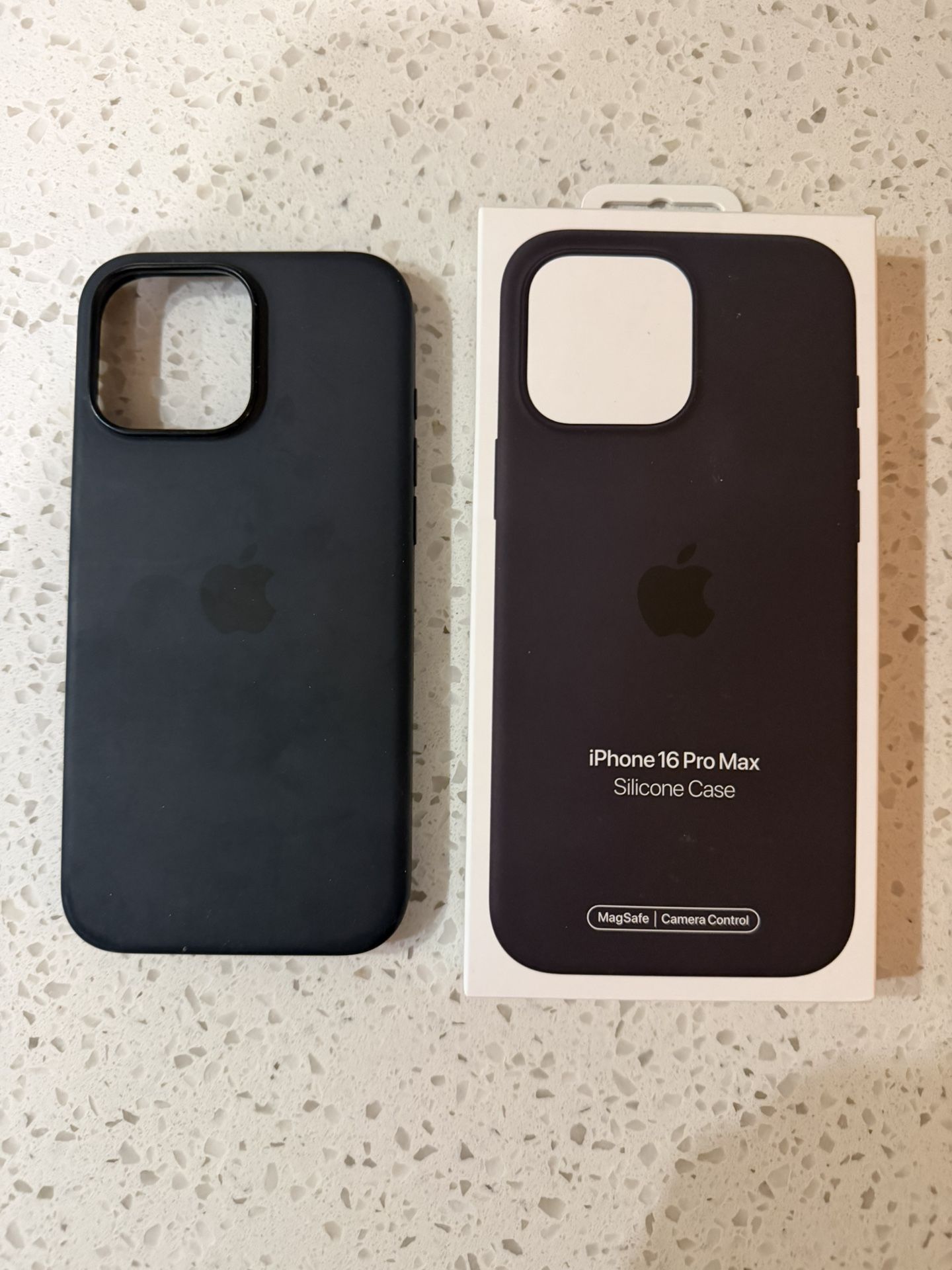 APPLE iPHONE 16 PRO MAX SILICONE CASE - BLACK