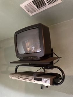 TV, DVD Player And Wall Mount 