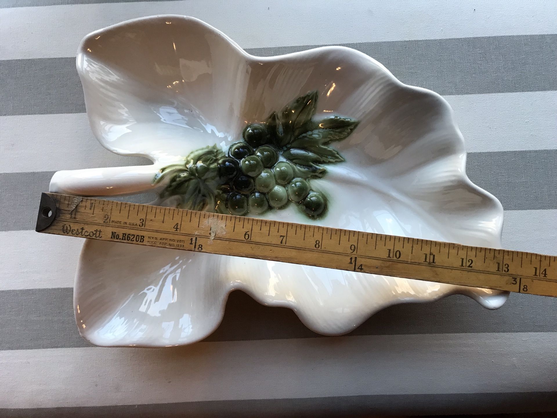 Hull pottery USA Tuscany Tokay white leaf serving dish w/ raised grapes center platter