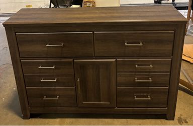 Brand new 6 drawer dresser with shelf