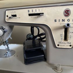 Vintage Singer Fashion Mate Model 237 Sewing Machine with Pedal & Case