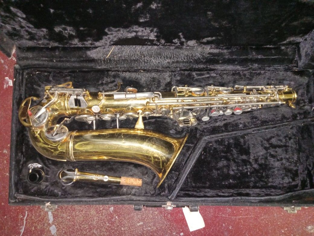 VITO ALTO SAXAPHONE WITH CASE