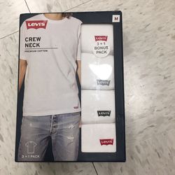 NWT Levi’s Crew Neck Tshirts 4 Pack Size M