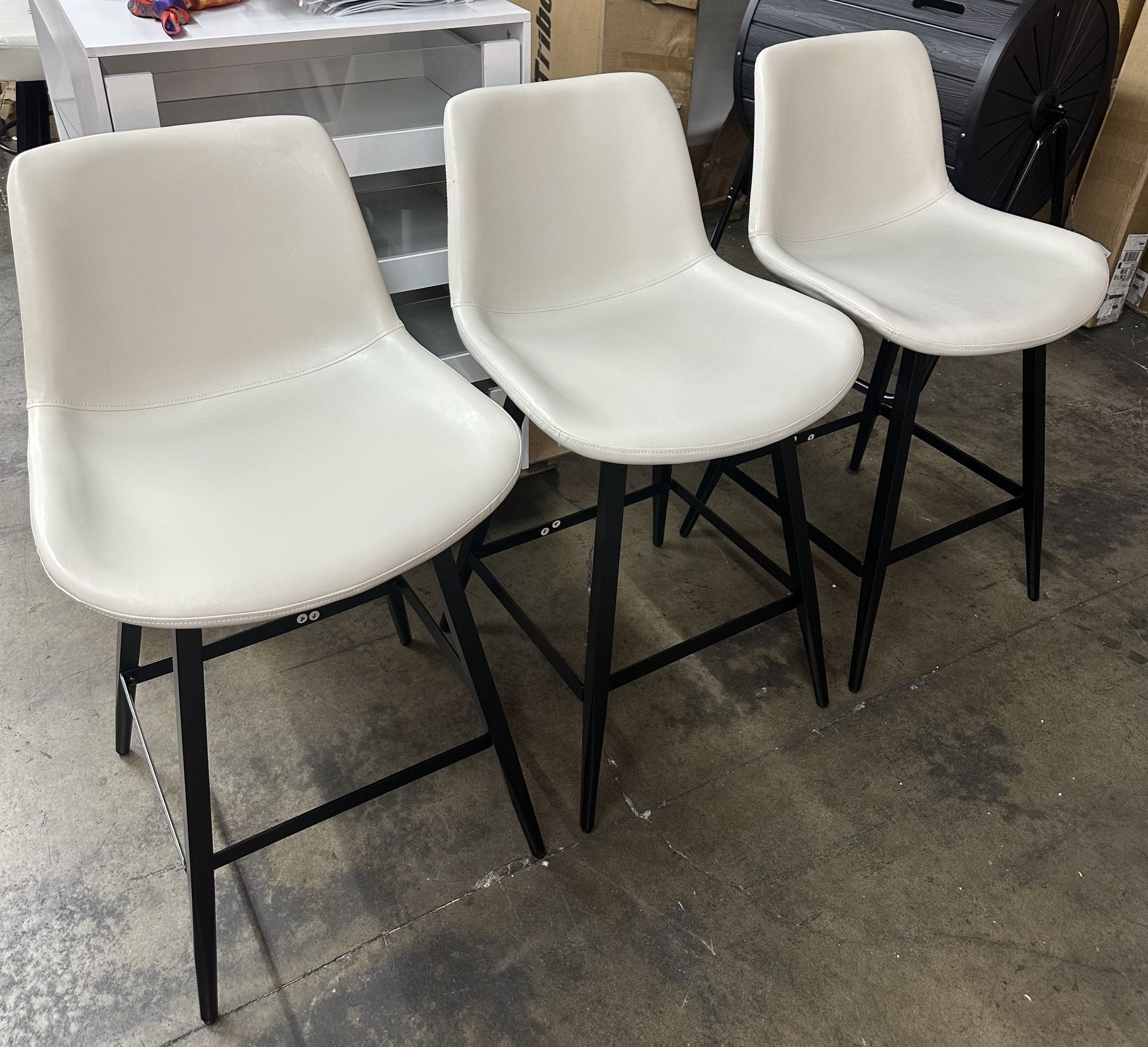New assembled set of 3 24 inch pu leather bar stools