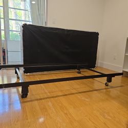 Complete twin bed frame with base (no mattress) in good condition.
Very sturdy and includes support base – ready to use.
Wheels make it easy to move.

