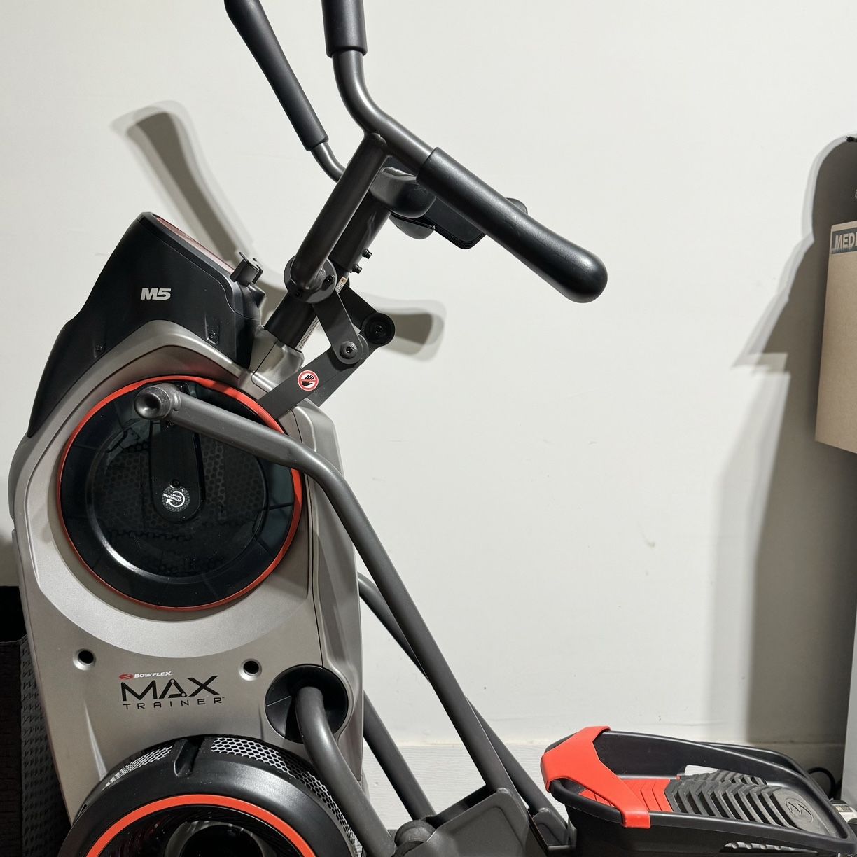 Elliptical- Bowflex Max M5