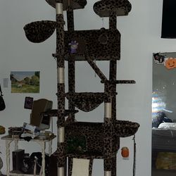 82 inch cat tree great condition 