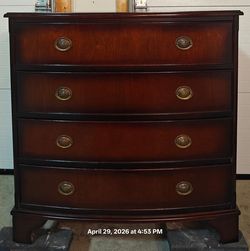 Nice dresser / TV stand with big drawers in good condition, all drawers working,
I can put it outside for easy pickup.
L36"*W19"*H36.5"