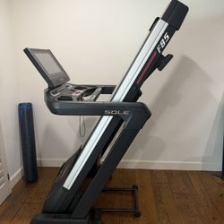 Sole F85 Treadmill 2025 – Like New – Paid $2,300 Before Tax - $2,000 (Northridge)