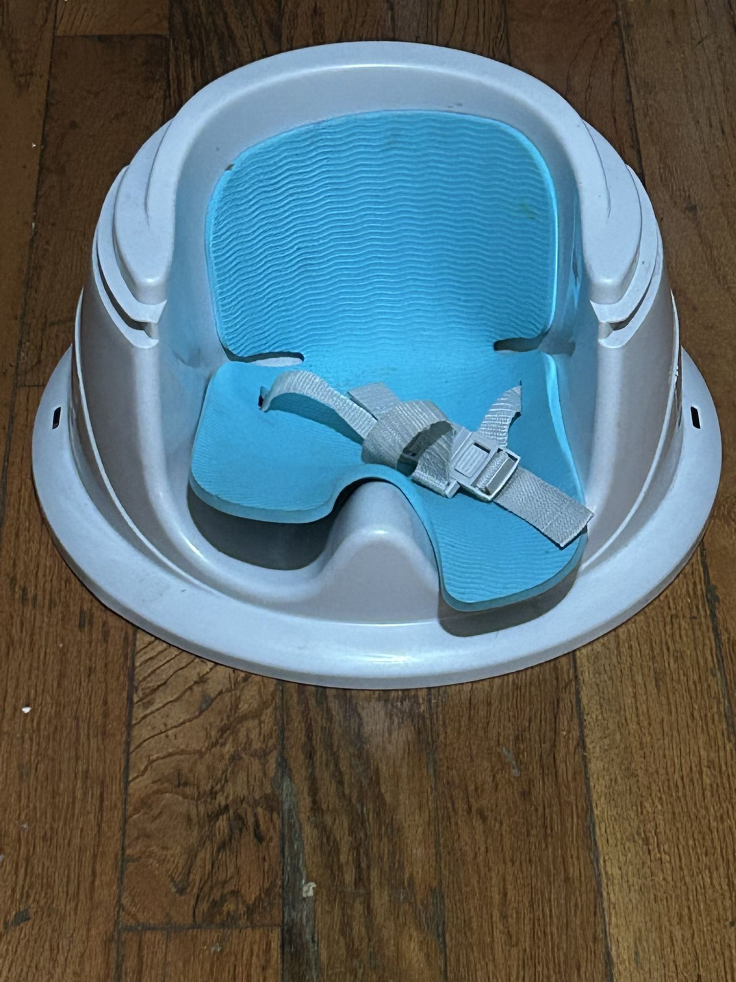 BABY BOOSTER SEAT/ SIT UP CHAIR!!