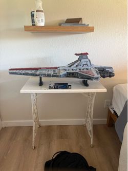 Lego UCS Venator comes with Wall mounts