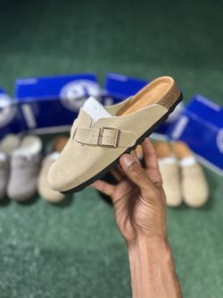 Women’s 7, Youth 5.5 - “Beige” Birkenstock Clogs 🐪