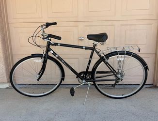 28” Schwinn Wayfarer Adult Hybrid Bike Black. 7-speed twist shifters.