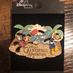 Disney Collector pins - Minnie And Daisy At The Beach