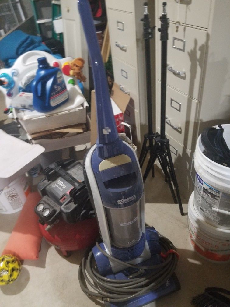 Kenmore Bagless Vacum Great Condition Don't Need