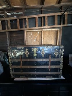 Vintage Steamer Trunk / Storage Chest