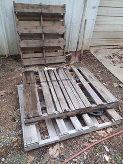 FREE WOOD PALETS