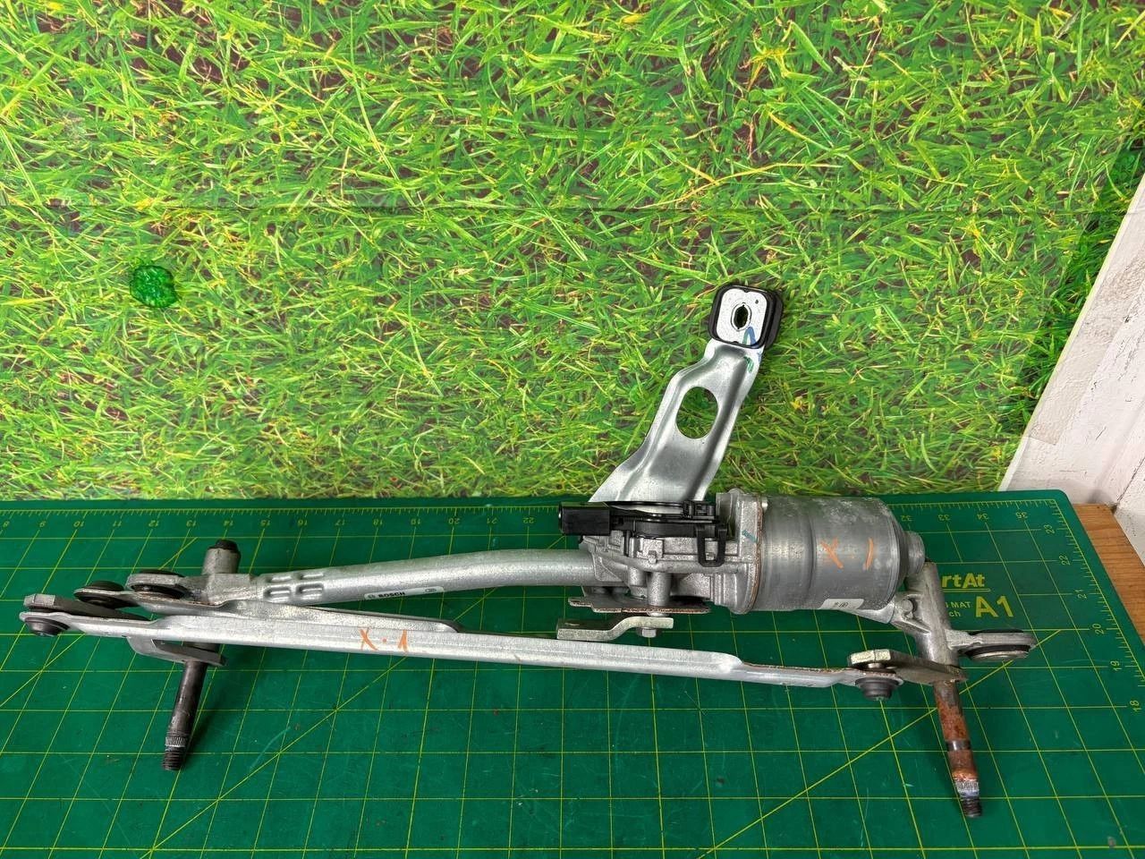 16-22 BMW X1 F48 Front Windshield Wiper Linkage w/ Motor Assembly OEM