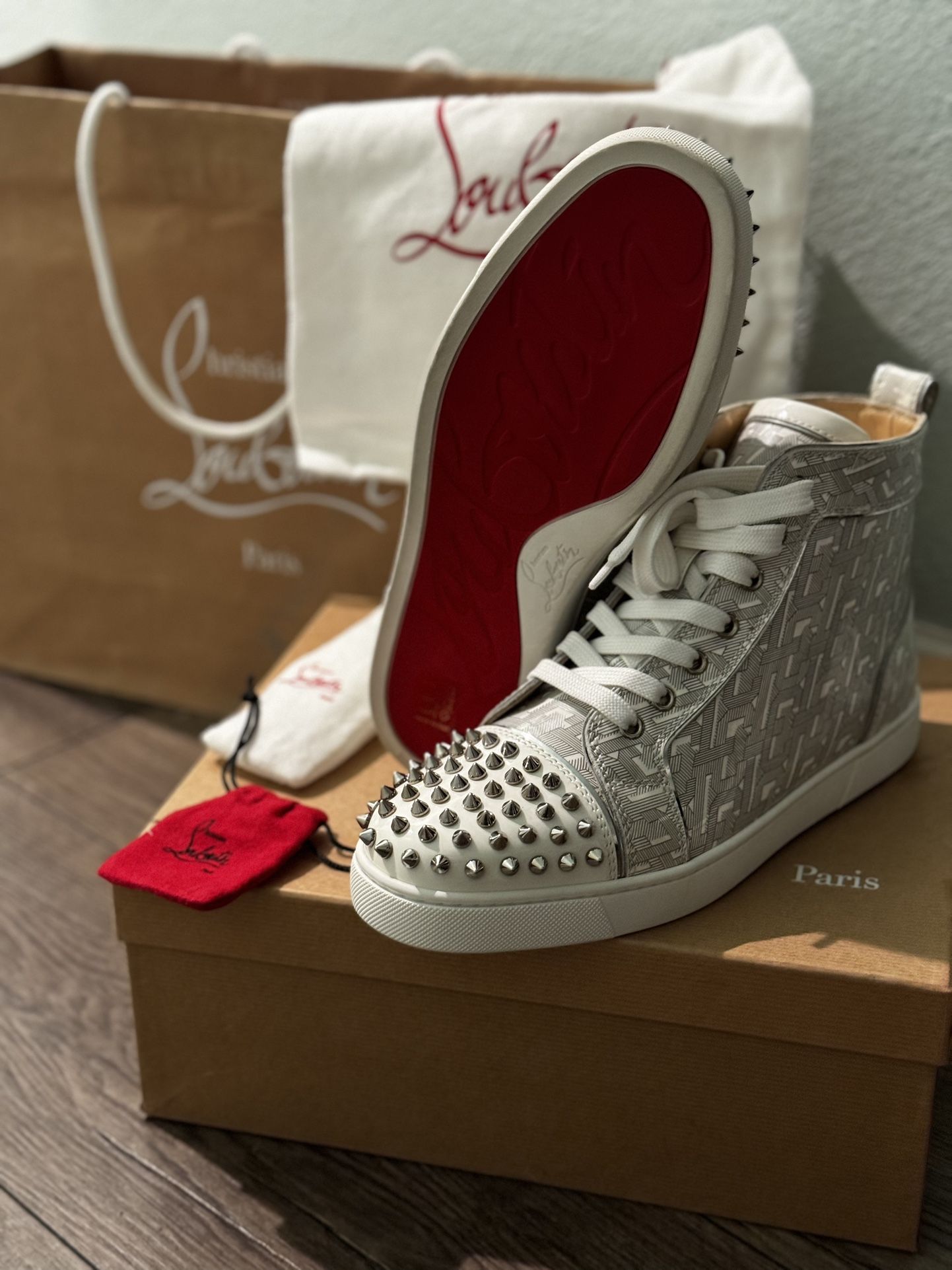 Louboutin Zapatos: Lou spikes woman flat Pat/Patient CL/Spec ~Version White-Sliver