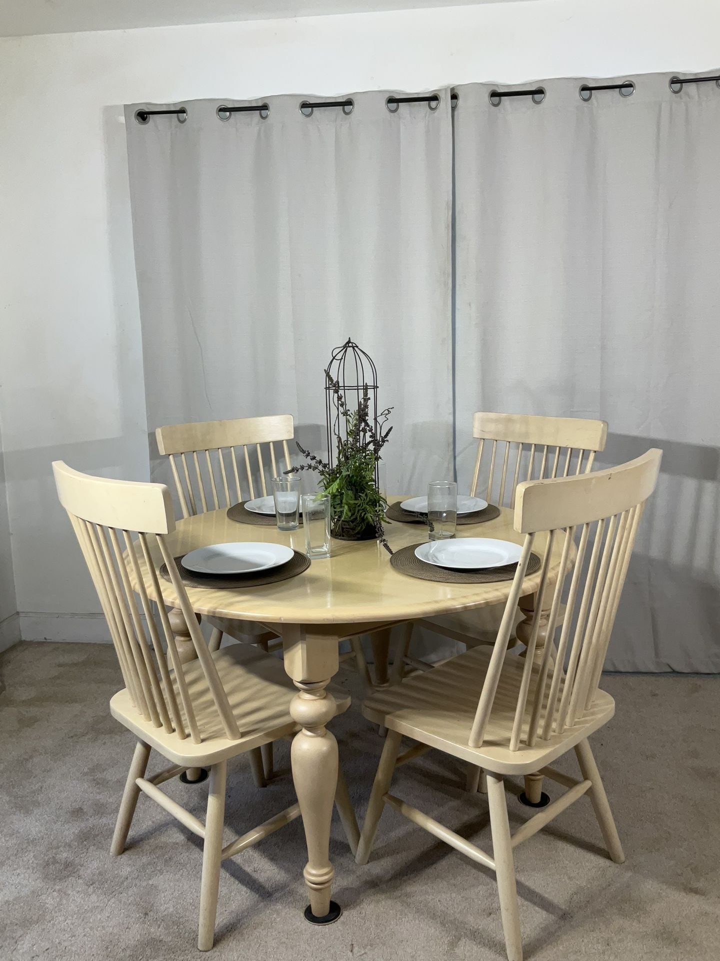 4’ Round Dining Table & 4 Chairs PERFECT FOR APARTMENT OR SMALL KITCHEN 