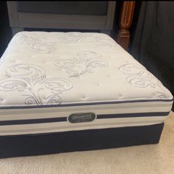 Lovely 🌹QUEEN 🌹MATTRESS AND 🌹BOX SPRING 