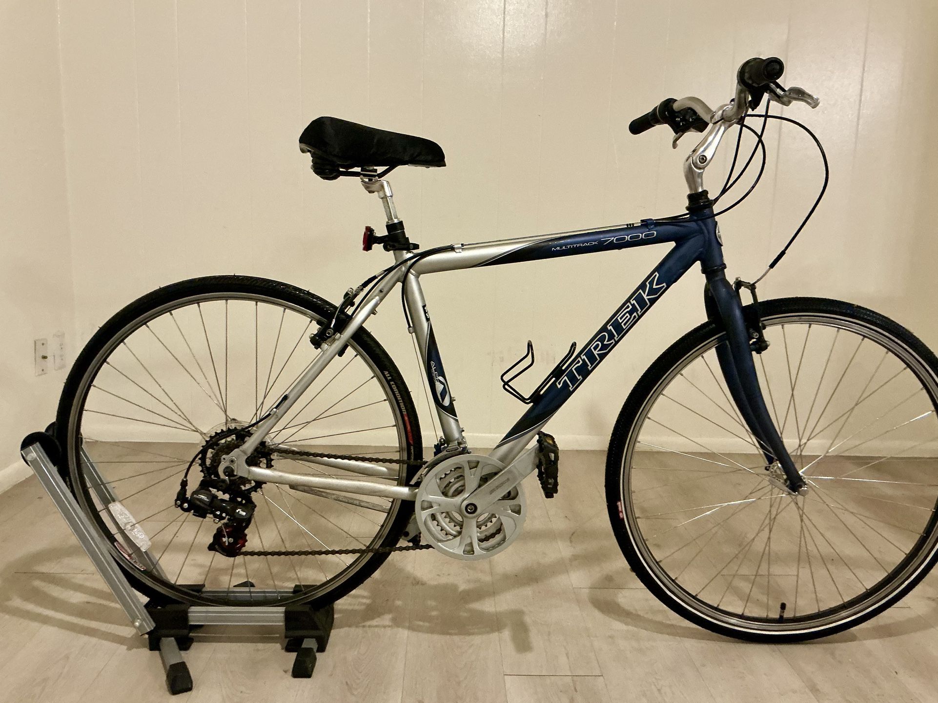 Gorgeous Trek Hybrid | Like New | Tuned up Ready to roll