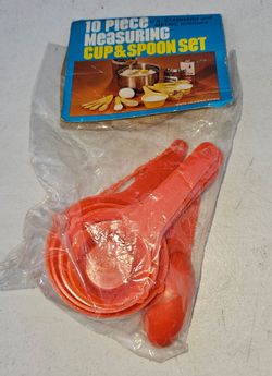 Vintage New Unused 10 Piece Plastic Measuring Cup & Spoon Set, Orange, U.S. & Metric!!!