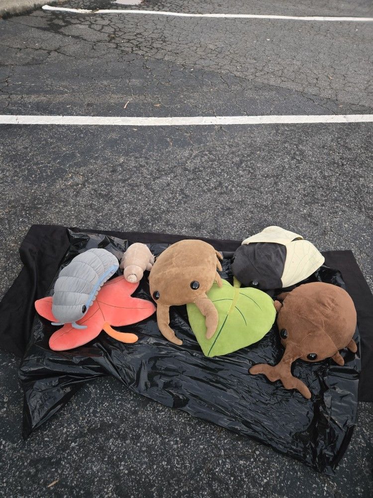 Insect Plushies W/leaves Plus 2 Spiders