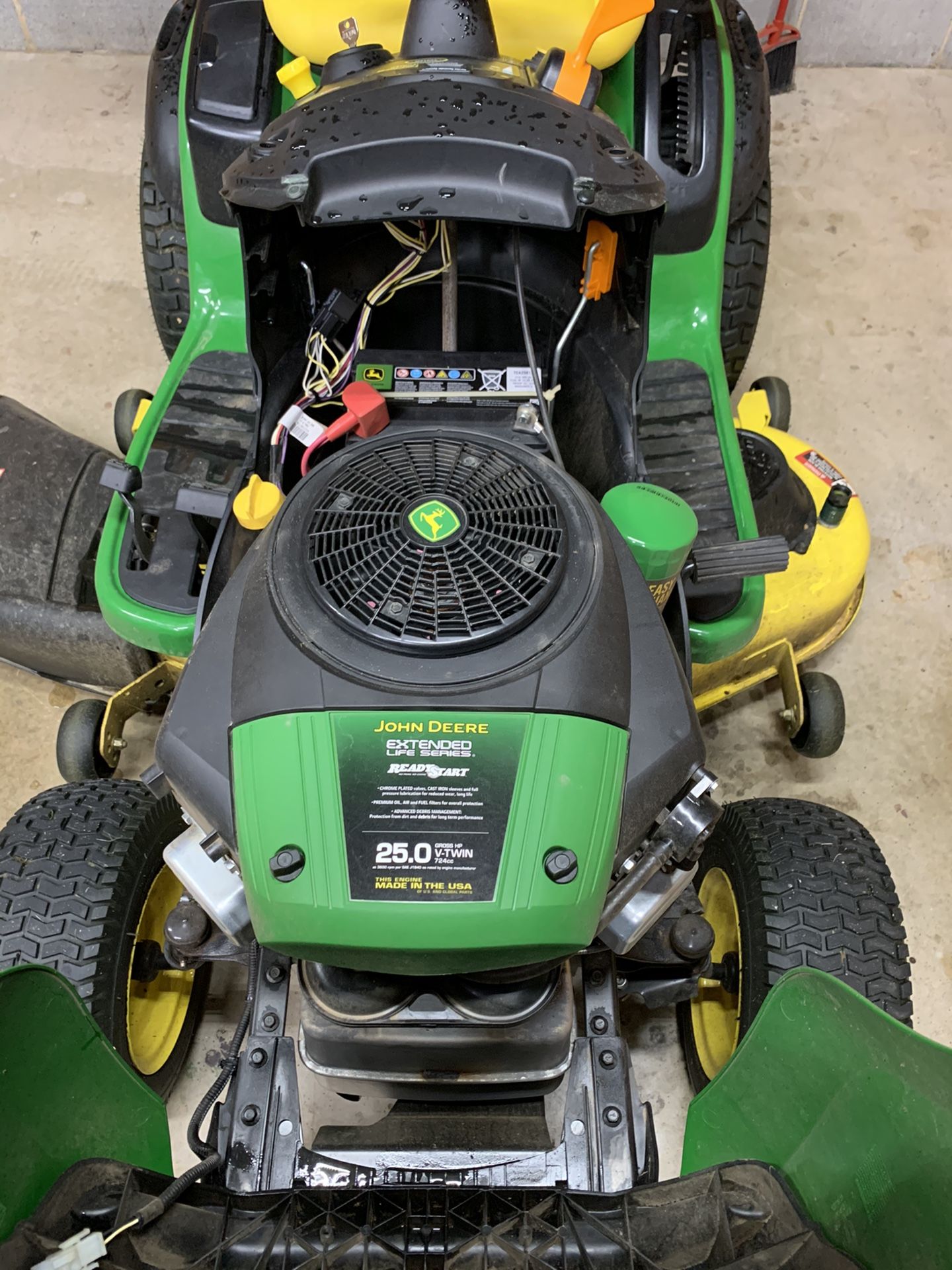 John Deere Riding Mower Lawn Tractor E170 Like new (only 53 hrs